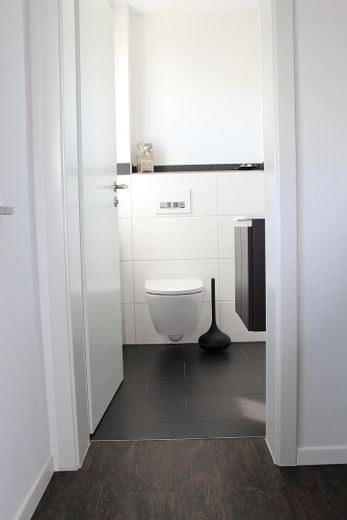 Energieeffizientes Mehrgenerationen-/Zweifamilienhaus mit Garten in ruhiger Ortsrandlage – Gästetoilette 1. OG