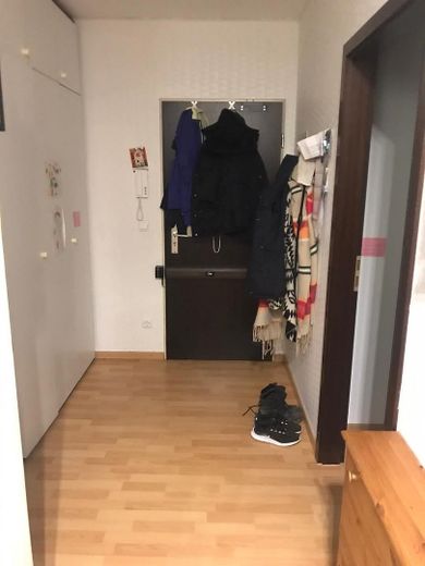 schöne,helle 3-Zimmer Wohnung mit Balkon u. Küche – Flur