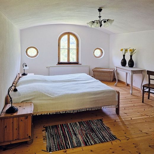 Zwischen alten Mauern und historischer Geschichte  -  Landhaus in idyllischer Lage – liebevoll eingerichtetes Schlafzimmer mit Rundbogenfenster