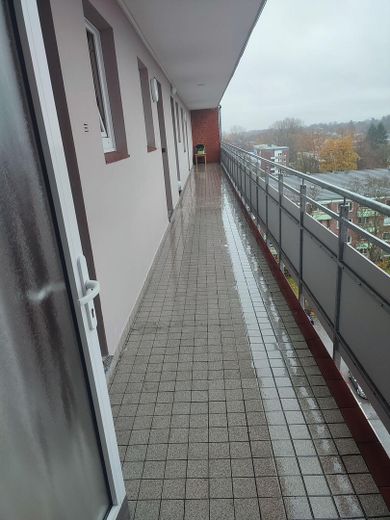 2-Zimmer Wohnung mit Balkon und Außenstellplatz – Laubengang