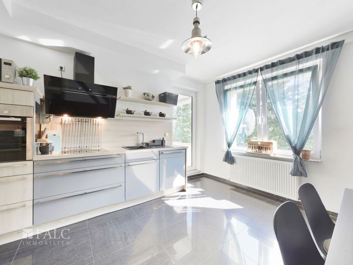 Maisonetteflair trifft Stadtleben: Stilvolle 3 Zimmerwohnung über den Dächern von Elberfeld! – Küche