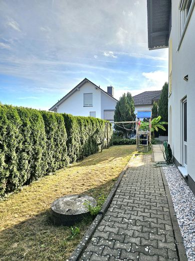 Garten mit Spielturm