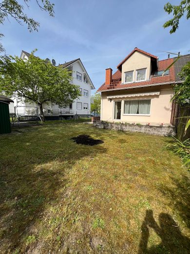Traumhaftes Haus sucht liebevolle Familie mit Kindern – Blick aus dem Garten
