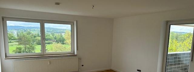 Renovierte 2.5 Zimmer Wohnung mit Balkon im Zentrum von Weiden – Wohnzimmer