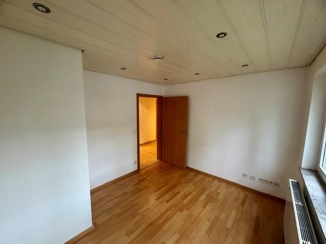 Verzorgd 4-kamer appartement met balkon en twee parkeerplaatsen – Foto 4