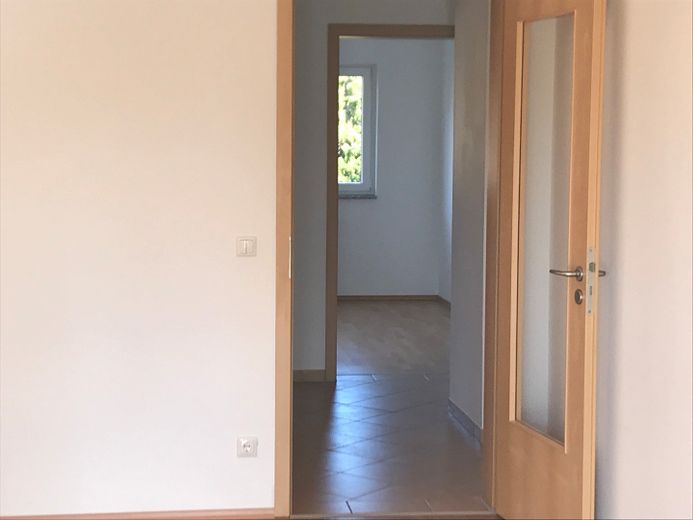 Hell und sehr gut geschnitten! Wohnung mit viel Platz und einem großen überdachten Balkon. – Lichtdurchluftete Räume