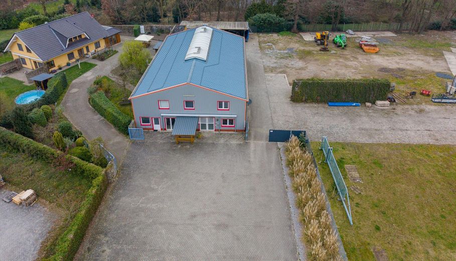 Vielseitige Gewerbeimmobilie in Wietmarschen OT Lohne: Halle, Büro & Wohnhaus – Luftbild Halle