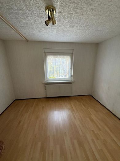 Doppelhaushälfte mit großer Garage, Carport, Wa, Du. und sonnigem Grundstück am Stadtrand – Zimmer