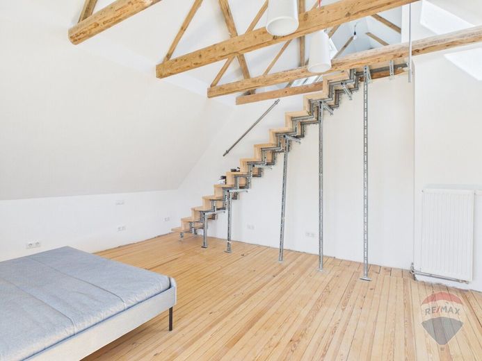 Modernisiertes Backsteinhaus in ruhiger Sackgassenlage mit Feldblick – Schlafzimmer m.Treppe