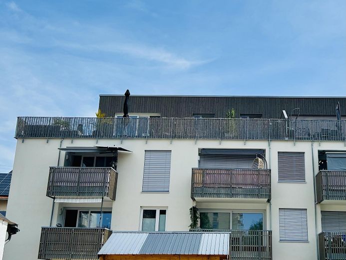 Exclusives Penthouse mit 90 qm Dachterrasse und Bergblick – Außenansicht Haus