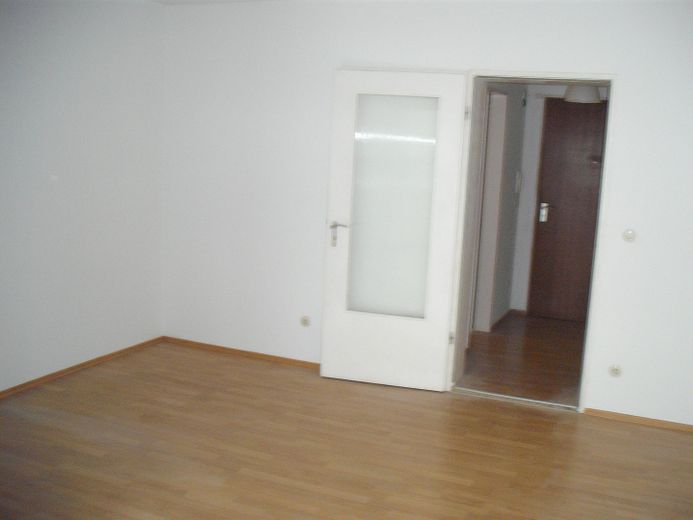 Leerstehende gepflegte Wohnung zu verkaufen – Sicht auf Eingangsbereich