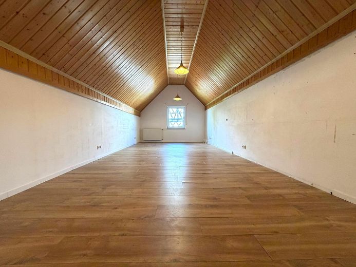 2 tolle Häuser * Neu- und Altbau * in Freisbach – Hinterhaus: Wohnzimmer