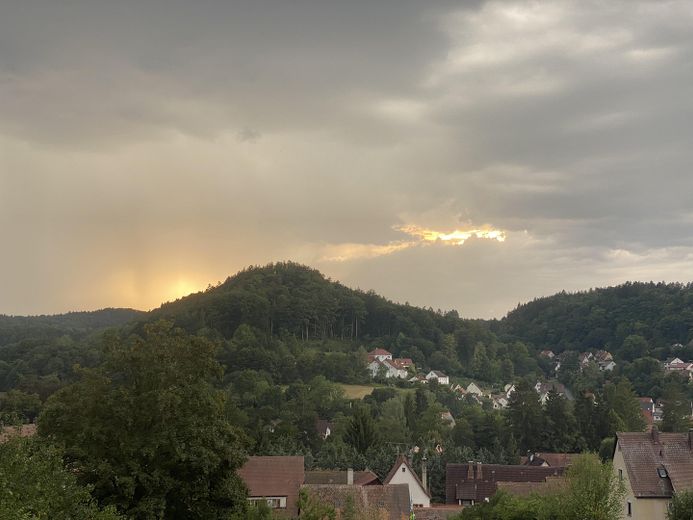 Erstbezug nach hochwertiger Sanierung – schönes Mittelhaus mit Terrasse & Talblick & Carport – Abendstimmung