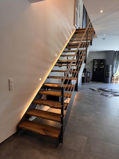 Modernes Premiumhaus mit High-End-Ausstattung und nahezu energieautarker Technik in Herford – Treppenaufstieg