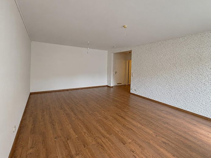 Ffm-Sachsenhausen: seltene Gelegenheit! 3 ZKB im EG, 93m² mit großer Terrasse + 75m² Grünfläche! – Wohnzimmer