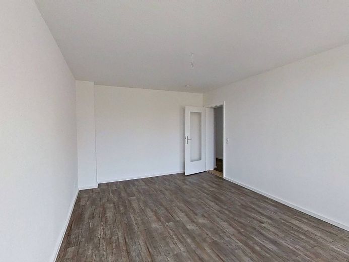 Schicke 3-Zimmer-Wohnung mit BALKON und EINBAUKÜCHE – Ansicht II: Wohn- und Esszimm…