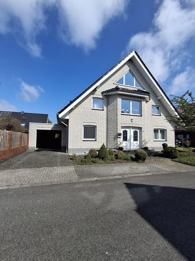 Ansicht mit Garage