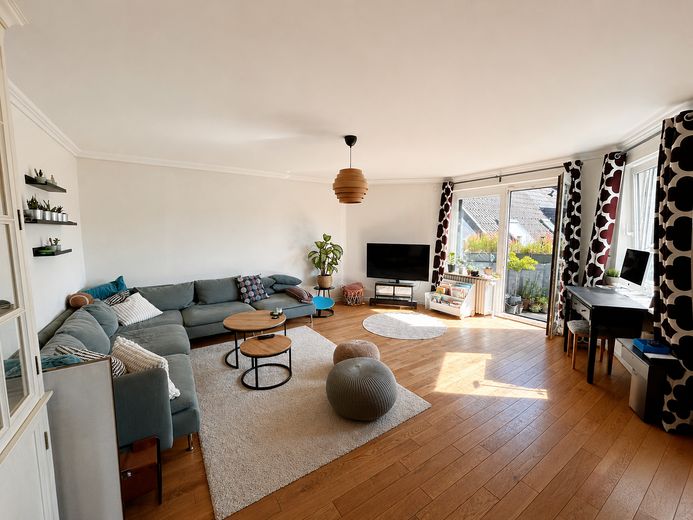 Lichtdurchflutete 3-Zimmerwohnung mit Balkon und Tiefgaragenstellplatz – Wohnbereich