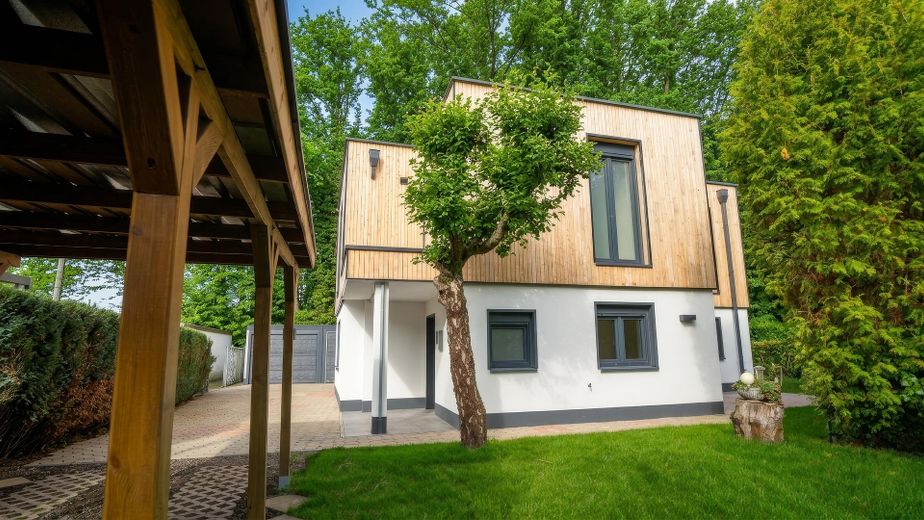 Freistehendes Designhaus am Wald | hochwertig modernisiert , einzugsbereit | 7 Stellplätze – A_Haus_von_der_Seite