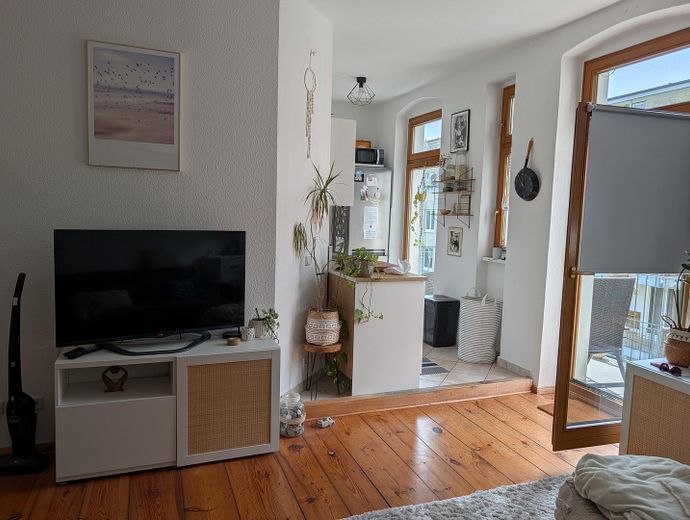 Provisionsfrei: Helle, bezugsfreie 2-Zimmer Altbauwohnung mit Südwest-Balkon im Florakiez – Photo 2