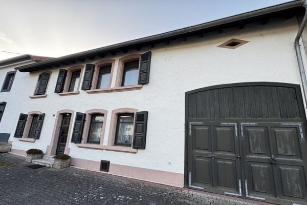Saarlouis-Neuforweiler: Einfamilienhaus im Landhausstil mit Garage, Stellplätzen und großem Garten