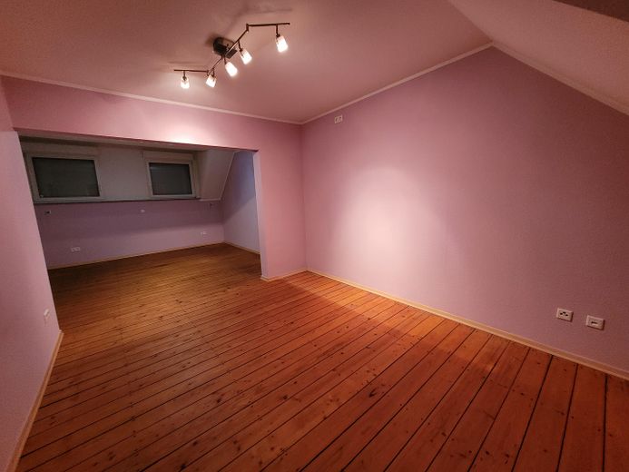 L(i)ebenswertes Haus, Grundstück mit Seele, vereinen zukunftsorientierte Technik mit Natur in Herten – 1 OG Ankleide Blick z Schlafz.