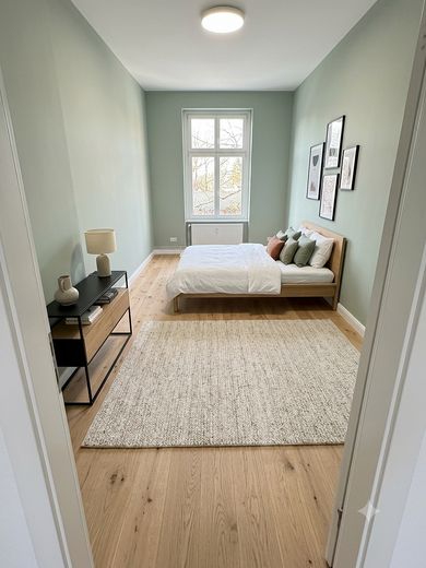 Helle, sanierte 2-Zimmer-Wohnung mit Balkon – Beispiel Schlafen