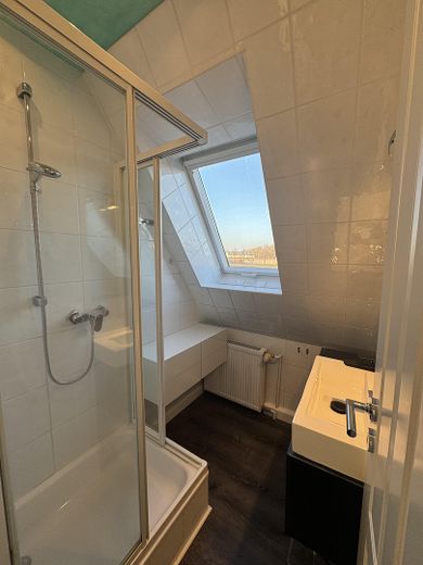 3-Zimmer-Dachgeschosswohnung mit Balkon + EBK in Maisach, Nutzfläche 151 qm, 5 Fußminuten zur S3 – Badezimmer mit Fenster