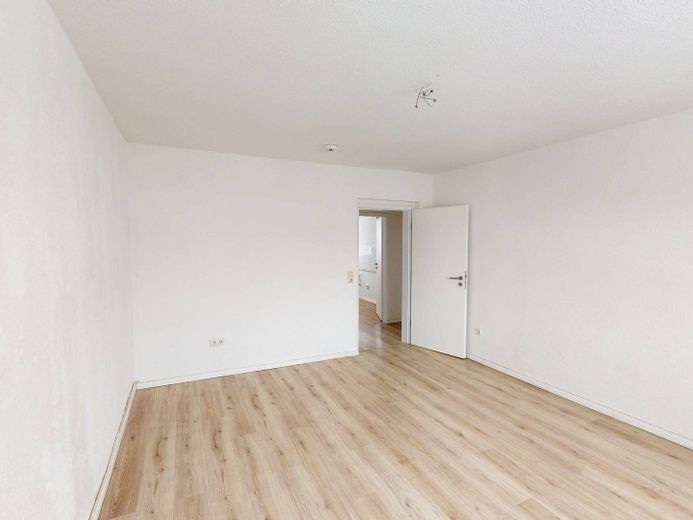 Move in now and receive 3 net cold rents as a gift*: Spacious 3-room apartment with bathtub – Ansicht II: Wohn- und Esszimm…