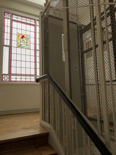 Außergewöhnliche 248 qm große Maisonette-Wohnung (4.OG & DG) mit Terrasse/Balkon/Loggia nahe Ku´damm – Treppenhausdetail