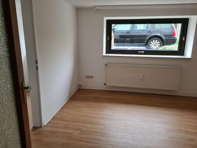 2-Zimmerwohnung im Souterrain sofort bezugsfertig – Zimmer 1