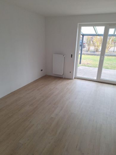 Exklusives Reihenendhaus – Erstbezug nach aufwendiger Sanierung mit PV-Anlage & sonnigem Garten – Wohnzimmer 1