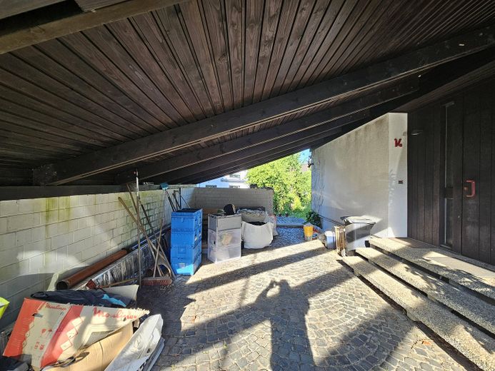 Gran parcela (con edificio existente) en Kelkheim-Fischbach, de particular – Carport