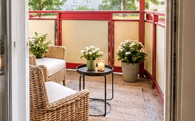 Luminoso apartamento de 3 habitaciones con balcón en planta baja, en una tranquila zona residencial de Pegau – Einrichtungsbeispiel Balkon