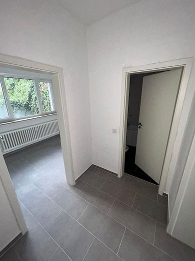 Erstbezug nach Renovierung - Apartment mit eigenem Garten und Garage in ruhiger Lage – Flur