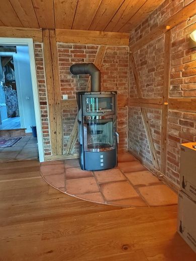 Kernsaniertes Bauerhaus unter Reet auf naturnahem Grundstück in Feldrandlage – "Hark" Kaminofen Arbeitszimmer