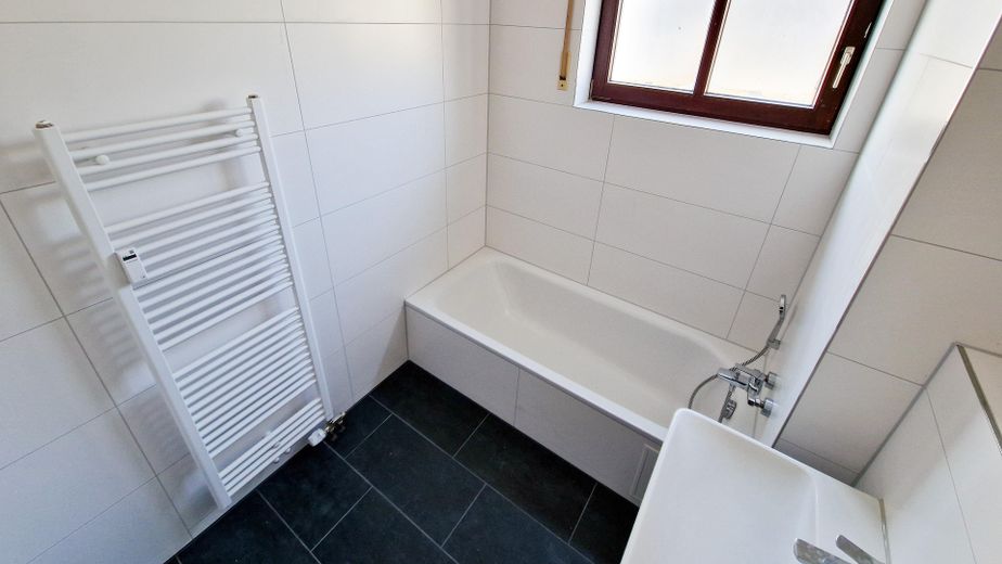 Renovierte 2-Zimmer-Wohnung in Korb mit Garagenstellplatz & Terrasse – Bad