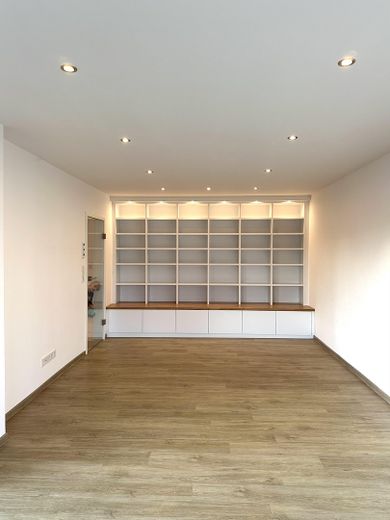 Hochwertig sanierte 4-Zimmer-Maisonette | 110 m² | 2 Bäder | Balkon | ruhige Lage an den Mainwiesen – Wohnzimmer OG