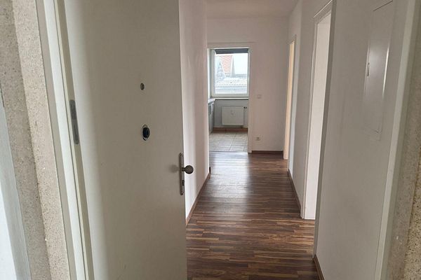 3- Zimmer-Hochparterre- Wohnung mit Einbauküche, Gemeinschaftsgarten und PKW Stellplatz