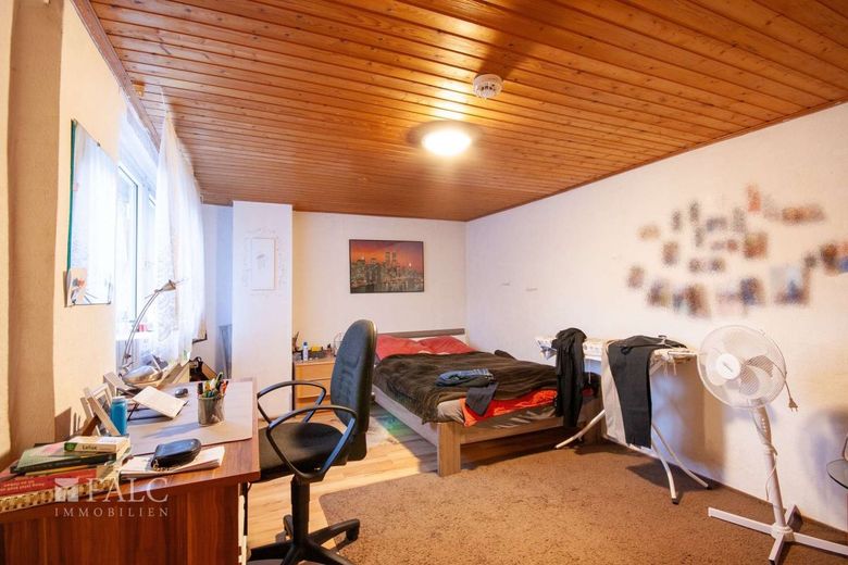 Einfamilienhaus, Ladenlokal und viel Grundstück - mitten in Bergheim – Kind 1