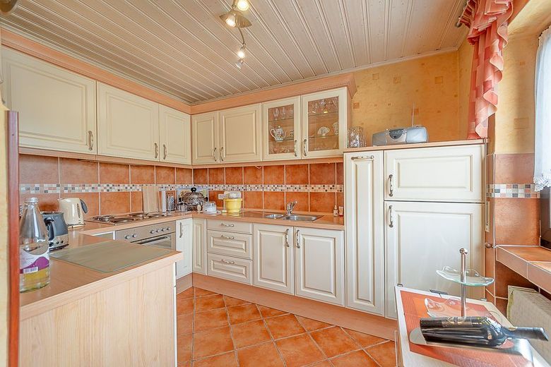 Sommer in Ihrem neuen Zuhause - Bungalow mit Terrasse - Balkon - Garage und viel Garten in Krunkel – Küche
