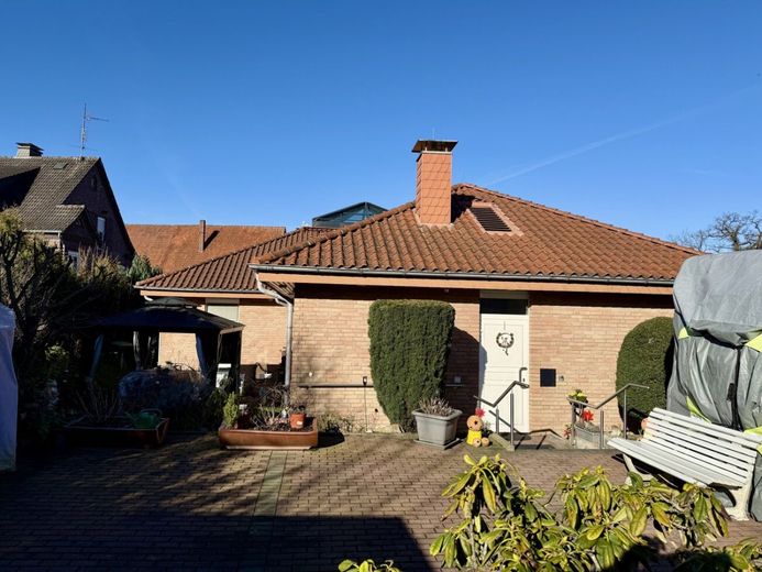 Ein Zuhause, das mit Ihrer Familie wächst -  Großzügiger Bungalow - 240 m² Raum für Ideen, Leben &amp; Zukunft – Ostansicht