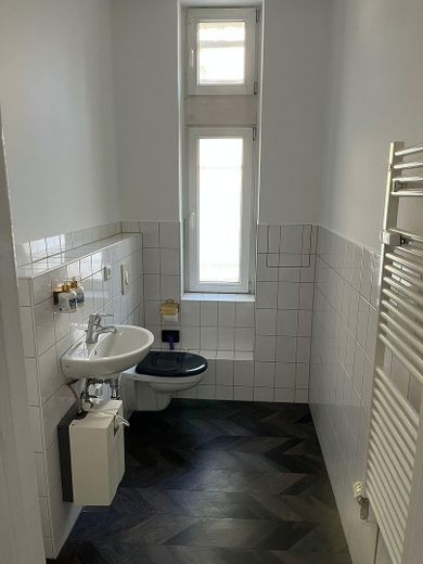 Bright commercial space near Schlossstraße – ideal as an office, practice, or showroom – separates WC