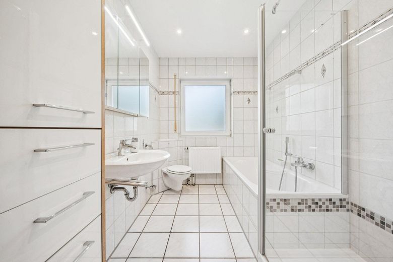 Bad mit Badewanne & Dusche