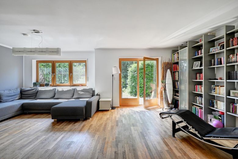 Reihenendhaus I 1996 umfassend saniert I 371 m² Grundstück – Wohnzimmer