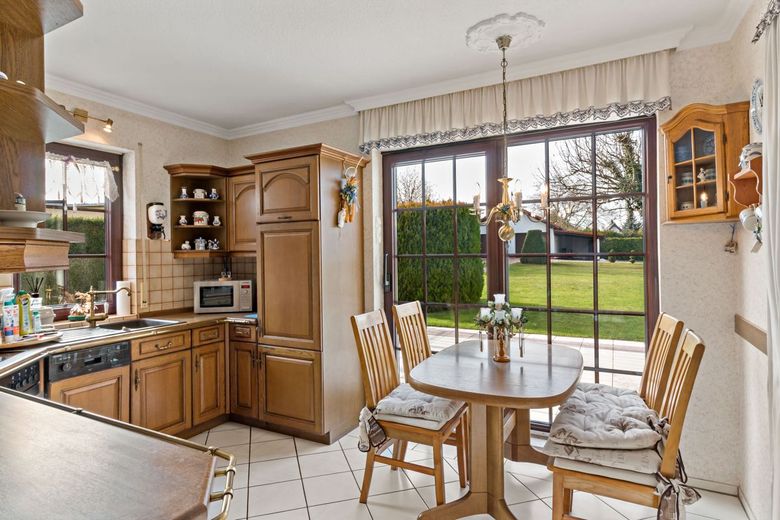 Großzügigkeit neu definiert: EFH, Pool &amp; 2.790 m² Grundstück in Dölau – Küche EG