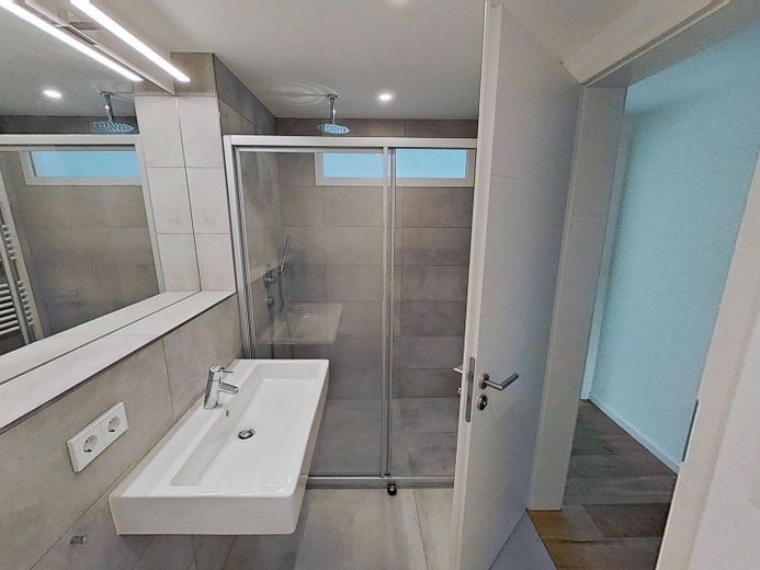 Moderno y espacioso piso de 3 habitaciones con BALCÓN y COCINA INTEGRADA en el oeste de Stuttgart – Ansicht I: Bad