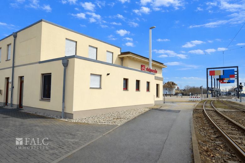 Historische Tankstelle * vollvermietetes Investment in Top-Lage von Leuna-Gartenstadt – Ansicht vom Parkplatz