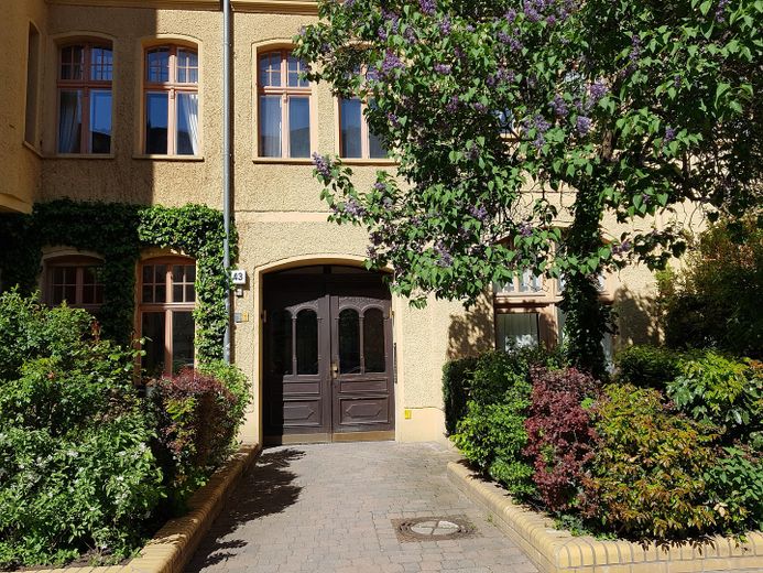 Große Dachgeschosswohnung im ruhigen Gartenhaus mit Terrasse–mitten im Samariterkiez/Friedrichshain – Hauseingang