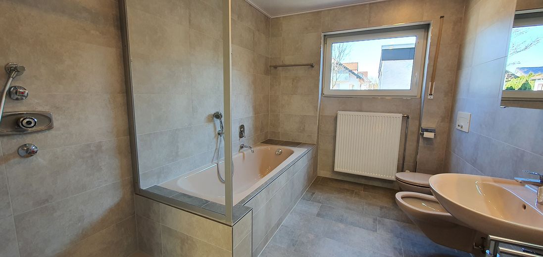 Modernisierte helle 5,5 Zimmer 145 m² EG Whg. / Garten / EBK / ca. 37 m² Süd Terrasse & Markise – Vollbad & Dusche
